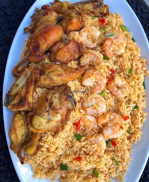 Plat de riz au poulet et crevettes