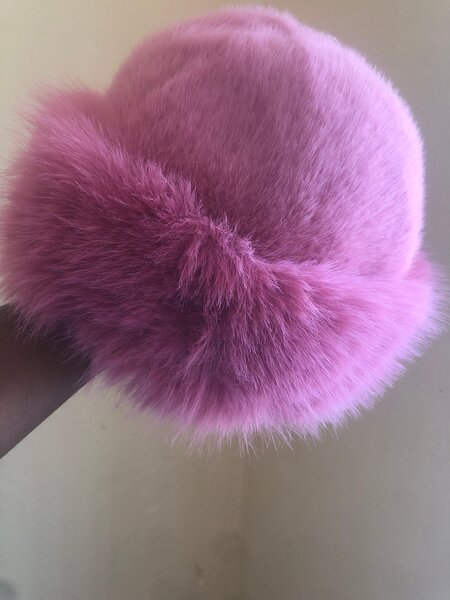 Chapeau en fausse fourrure rose