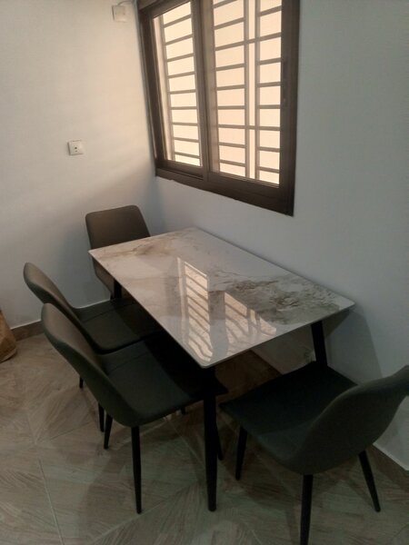 Table et chaises modernes