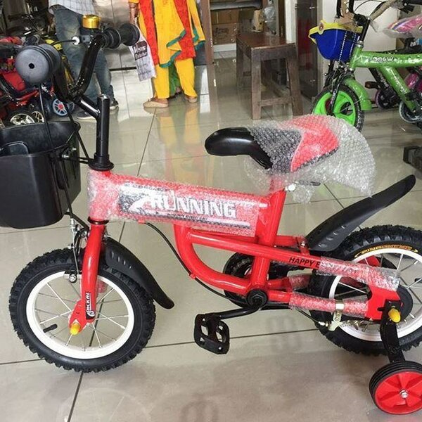 Vélo enfant rouge avec stabilisateurs