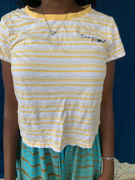 T-shirt à rayures jaunes