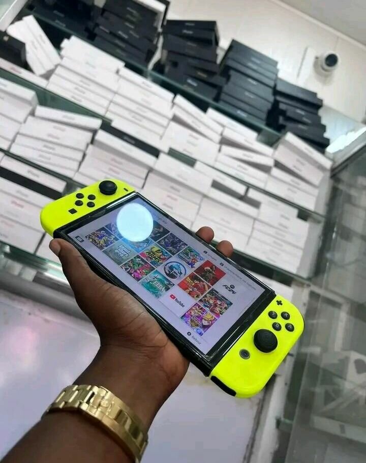 Nintendo Switch jaune avec accessoires