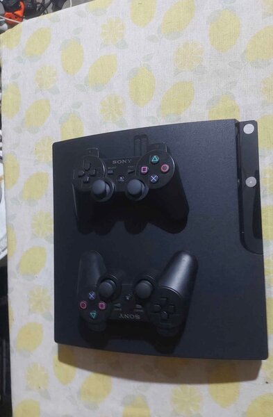 Console PS3 avec 2 manettes