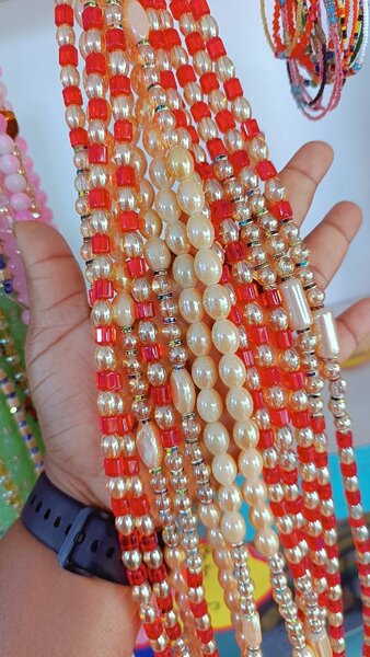 Colliers multicolores en perles
