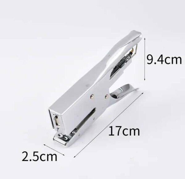 L'agrafeuse à la main de l'agrafeuse de bureau