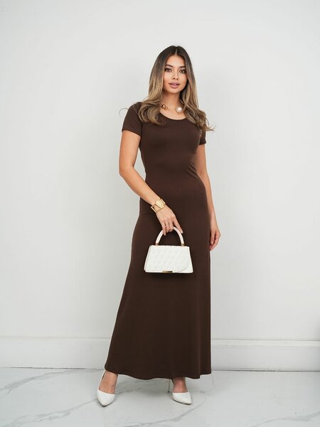 Ослепительное платье создает утонченный и женственный образ