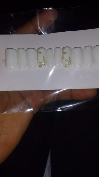 Ongles faux blancs élégants