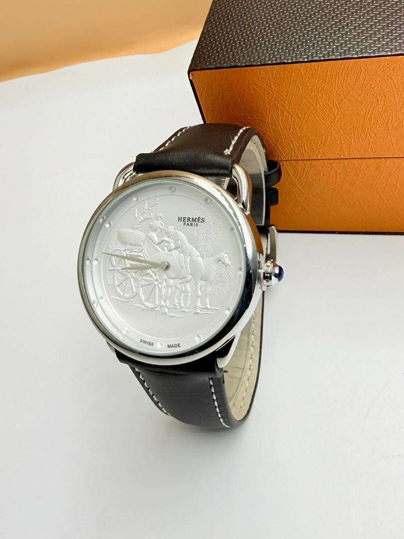 Montre Hermès en cuir noir