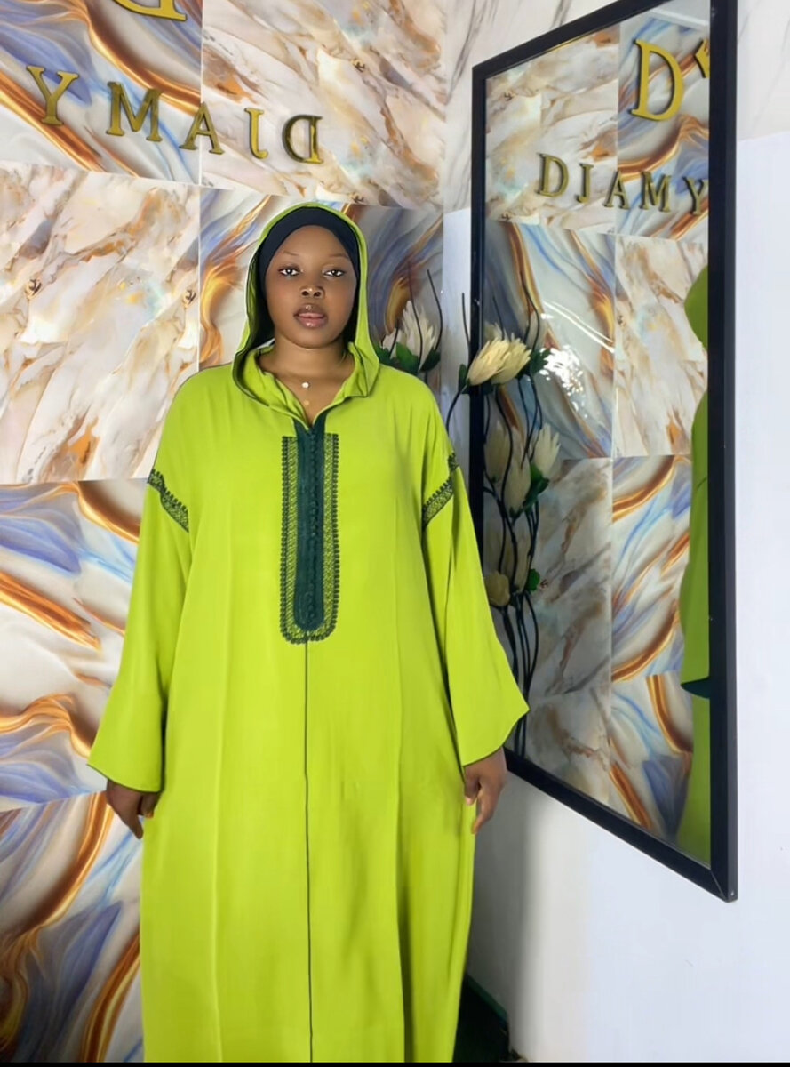 Caftan élégant avec capuche