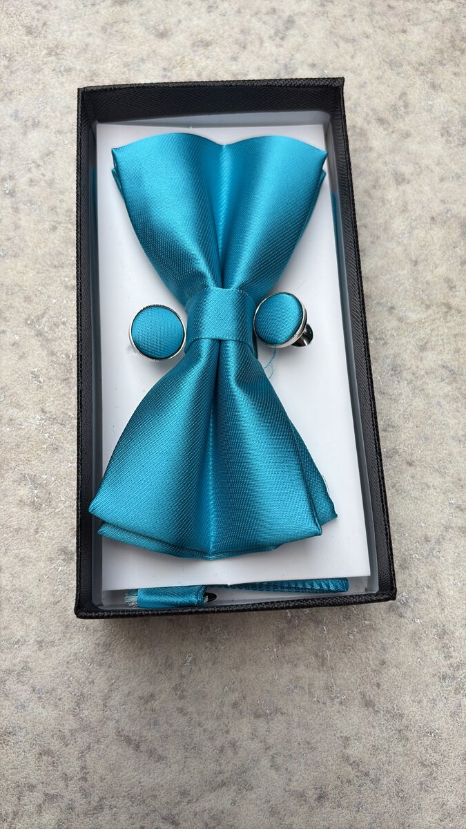 Noeud papillon et boutons de manchette