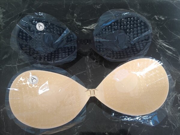 Soutien-gorge adhésif sans bretelles