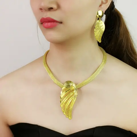 Chaîne et boucles d'oreilles F