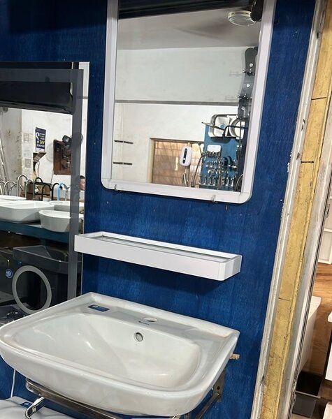 Hanging cabinet basin