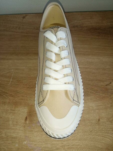 Baskets en toile blanche