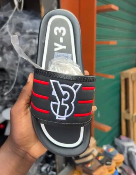 Tongs Y-3 Élégantes et Confortables