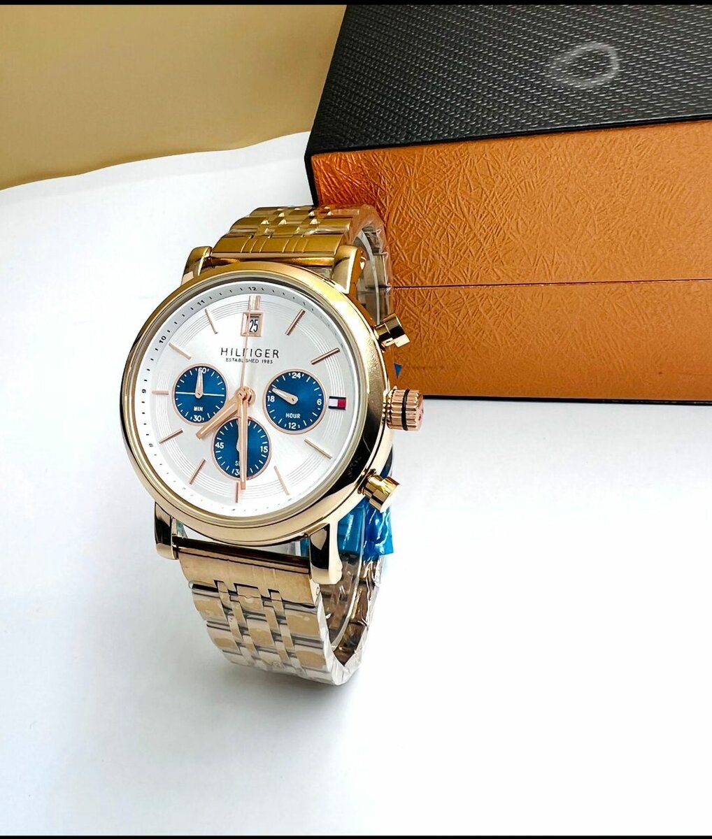 Montre élégante en or