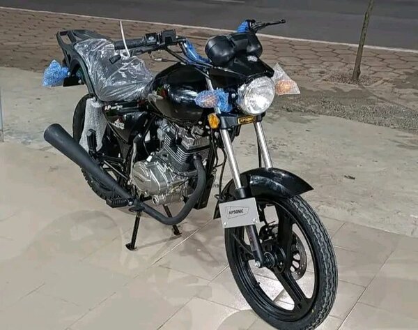 Moto classique noire 150cc