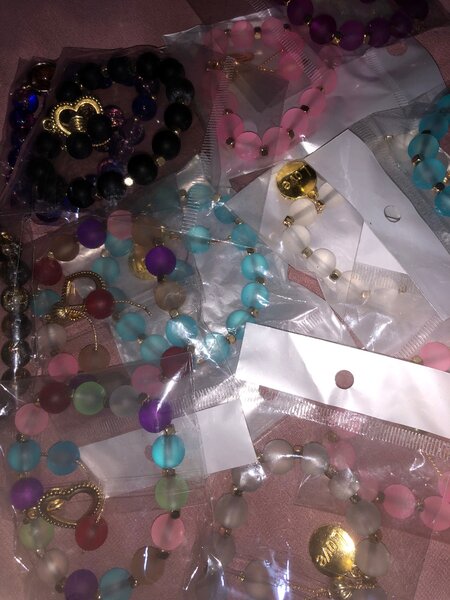 Trois Bracelets avec breloques