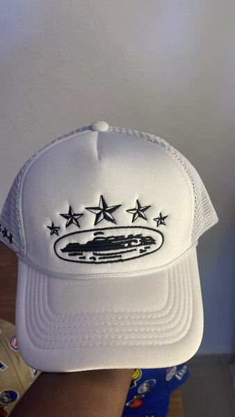 Casquette blanche étoilée