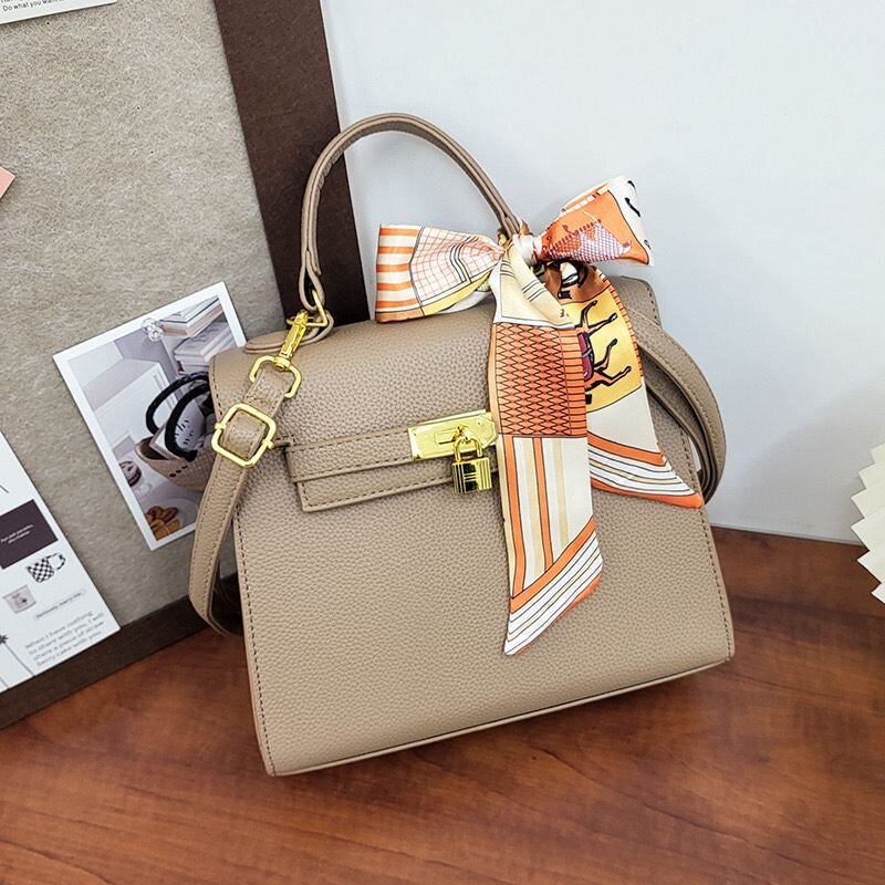 Sac à main élégant avec foulard