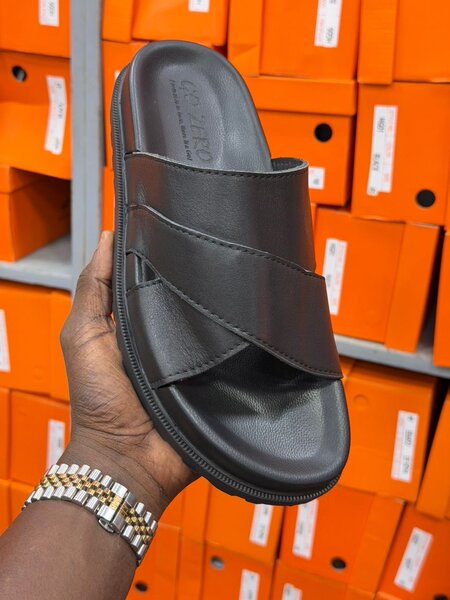 Sandales plates en cuir noir pour homme