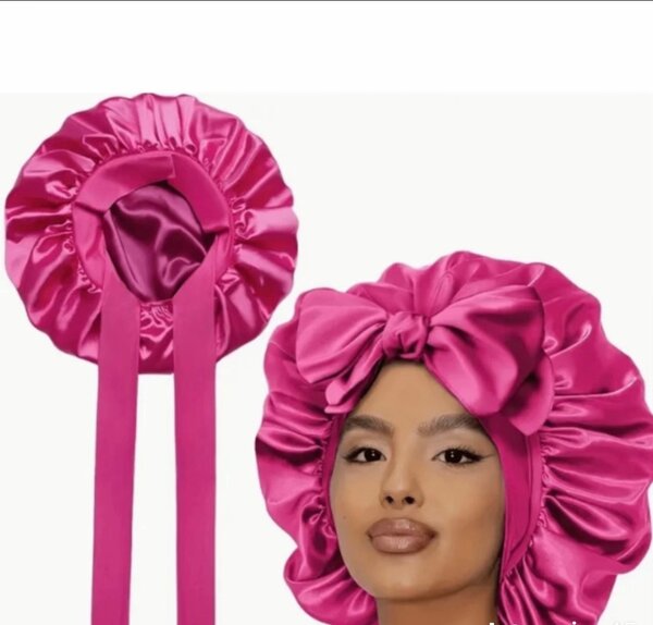 Bonnet en satin rose élégant