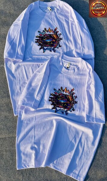 T-shirt blanche avec imprimé coloré