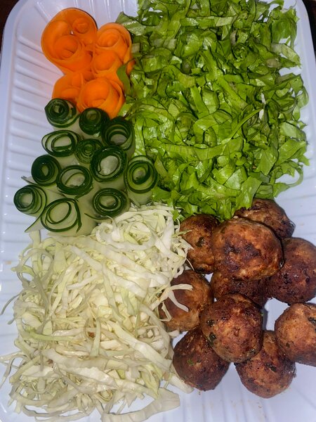 Salade et de boulettes de porc