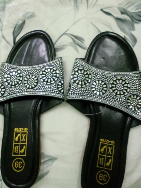 Sandales ornées de strass