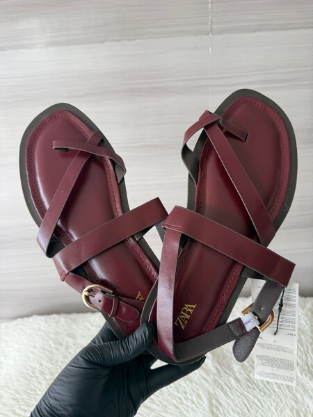 Sandales plates bordeaux en cuir Zara