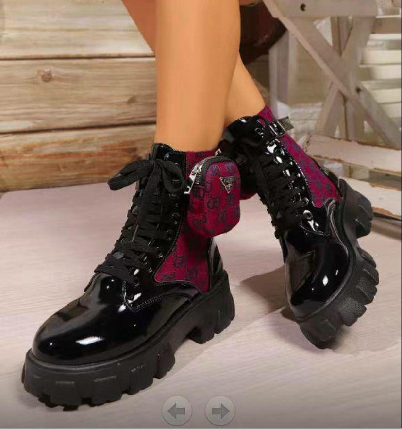 Bottes en noir avec lacets