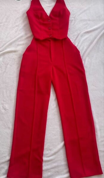 Combinaison rouge élégante