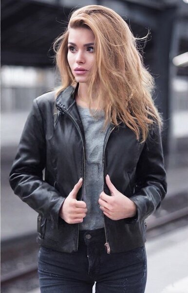 Женская куртка из натуральной кожи