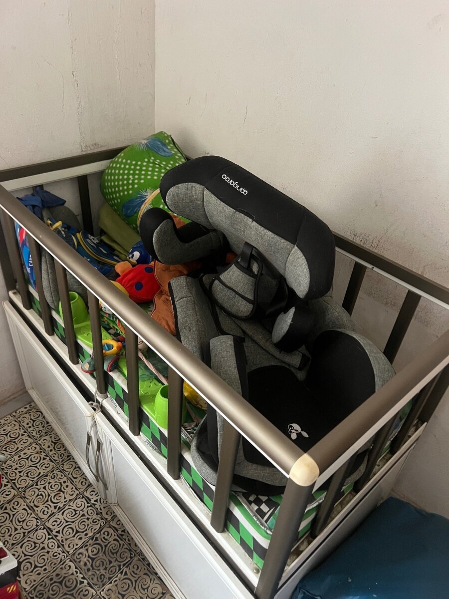 Lit de bébé avec rangement