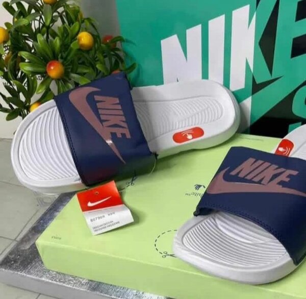 Claquettes confort Nike blanches