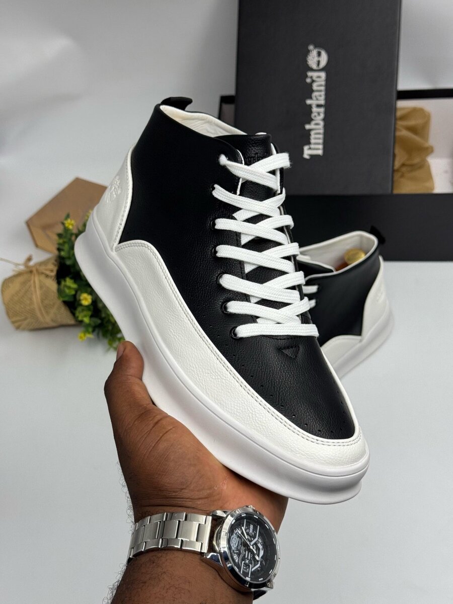 TIMBERLAND BLACK AND WHITE