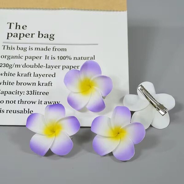 Barrette fleur en mousse élégante