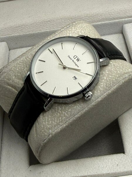 Montre élégante en cuir noir