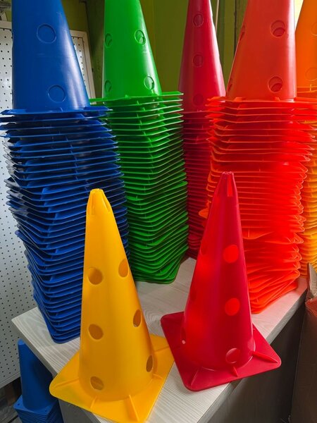 Cônes d'entraînement colorés