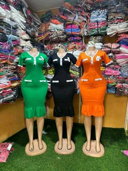 Robe moulante à volants