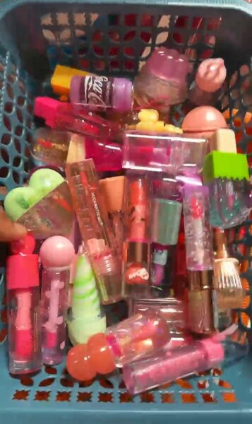 Ensemble de baumes à lèvres colorés ludiques