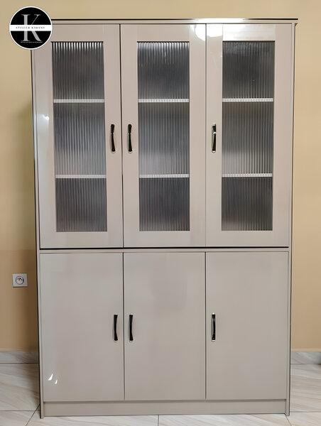 Armoire élégante à portes vitrées