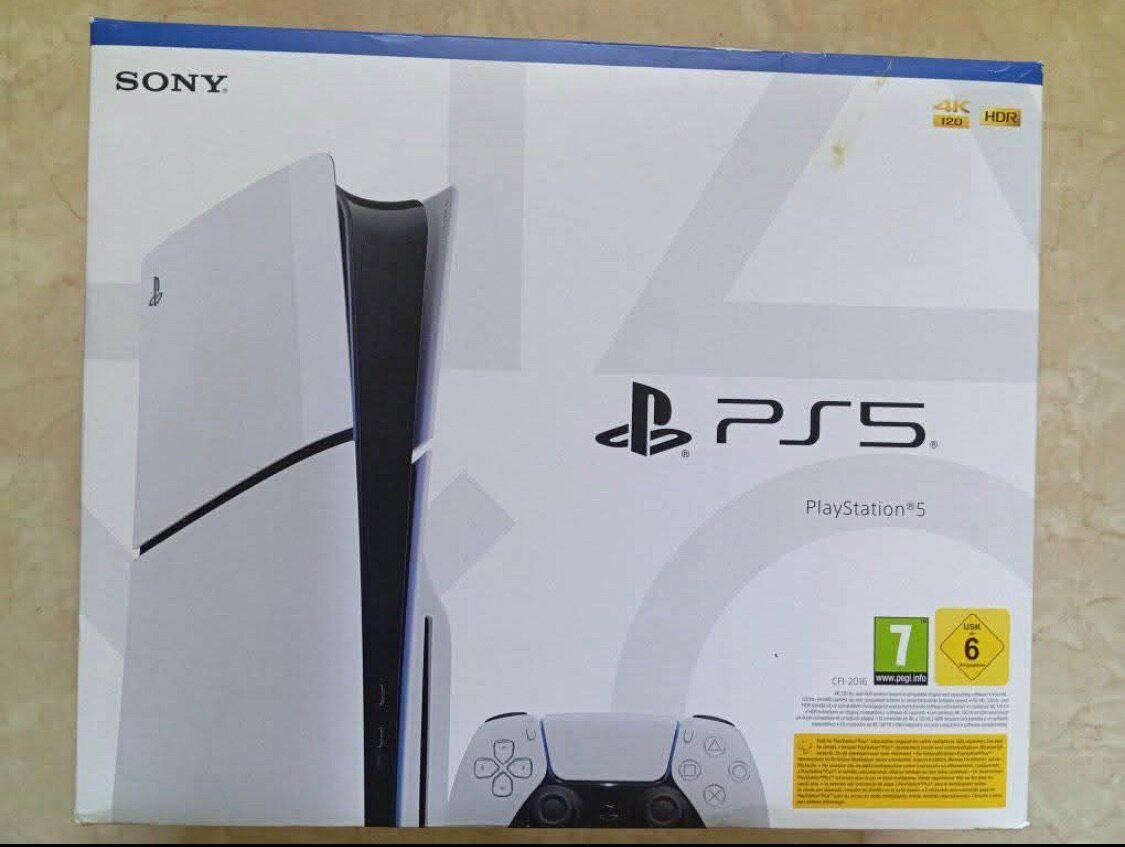 PS5 avec les manettes .