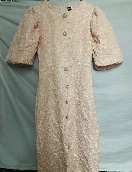 Robe mi-longue en dentelle rose