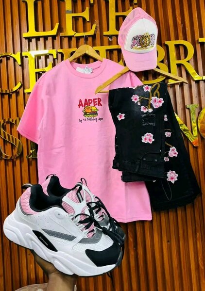 Ensemble mode pour femme : T-shirt, chaussures, casquette et jeans