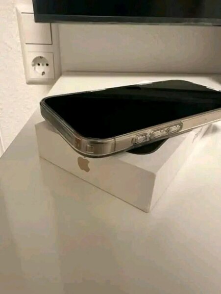 iPhone Pro avec coque transparente