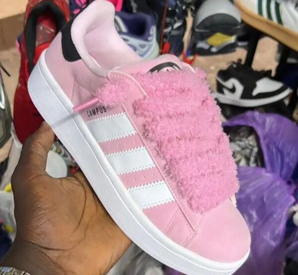 Baskets en daim rose peluche