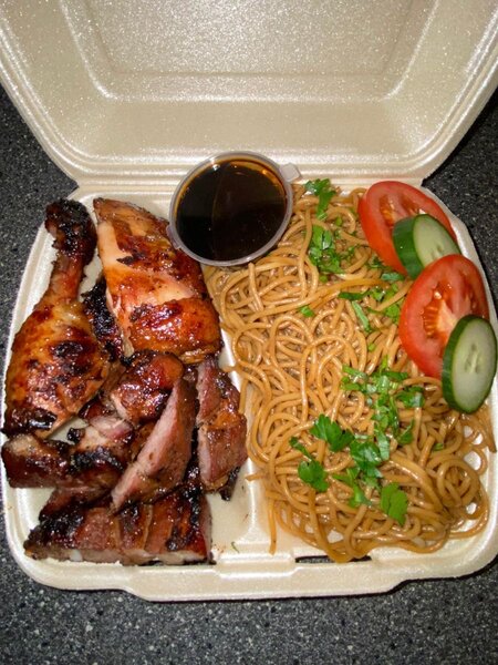 Poulet grillé avec nouilles