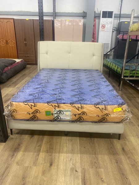 Lit double avec matelas confortable