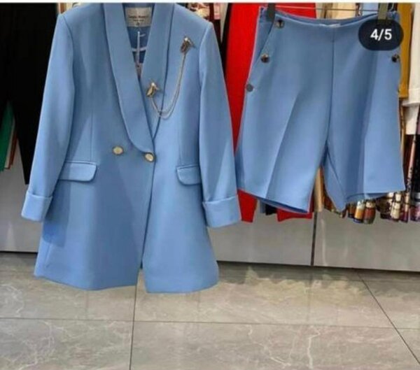 Costume bleu élégant femme